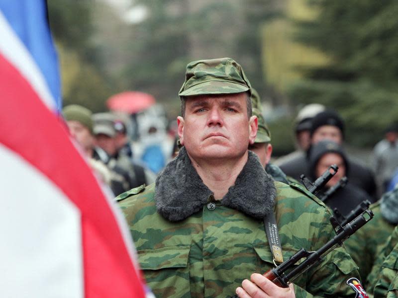 Pro-russische Einheiten bei einer Vereidigung in Simferopol. Foto: Artur Shvarts