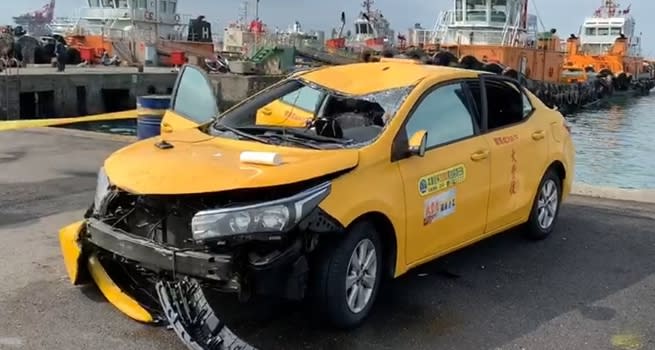 計程車車頭幾乎全毀。（圖／翻攝自東森新聞）