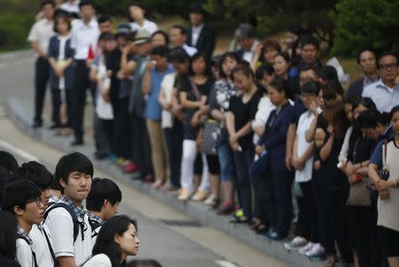 Students who survived the April 16 ferry disaster gather at the main gate as they make their way back to school in Ansan June 25, 2014. REUTERS/Kim Hong-Ji