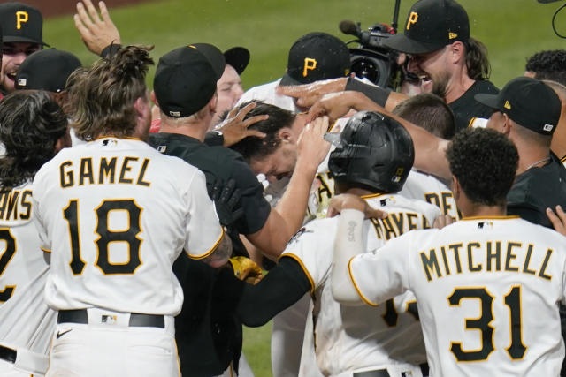 Pirates hit 4 homers to beat Brewers 8-6, win series