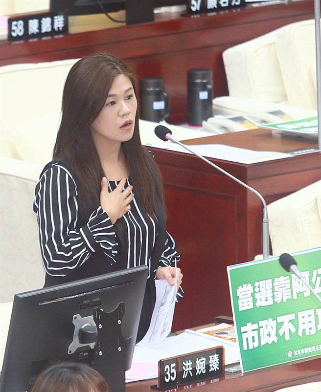 議員洪婉臻14日質詢時揭露，許多攤商認為「電費超收的問題市府都沒掌握嗎？現在才急於調資料擾民」。（張鎧乙攝）