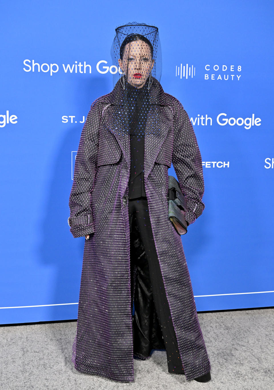 <p>Die schwedische Modedesignerin und Schauspielerin B. Åkerlund ist immer wieder für eine Überraschung gut – und enttäuschte auch bei den Fashion Trust U.S Awards nicht: Im düster schimmernden Gesamtkunstwerk war die 47-Jährige eine imposante Erscheinung. (Bild: Getty Images)</p> 
