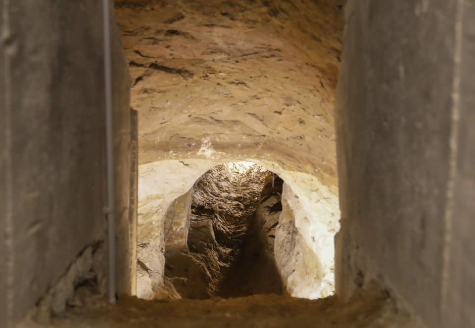 Über die Jahre versuchen viele Menschen, durch selbstgegrabene Tunnel oder die Kanalisation die Grenzanlage zu umgehen. Rund 70 Tunnel zwischen Ost- und West-Berlin sind bekannt, über 300 DDR-Bürger gelangen so in den Westen. (Bild: AP Photo/Markus Schreiber)