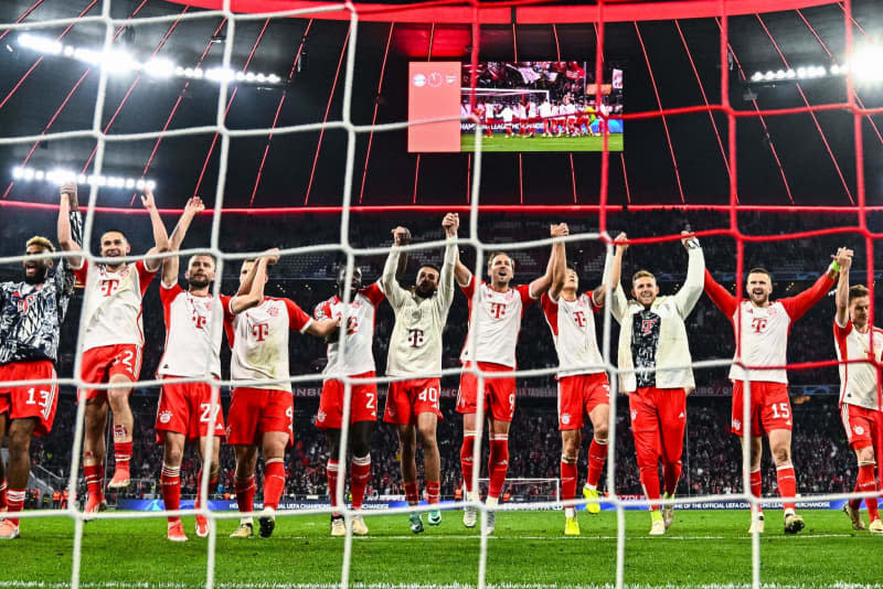 (L-R) Munich's Eric Maxim Choupo-Moting, Munich's Raphael Guerreiro, Munich's Konrad Laimer, Munich's Matthijs de Ligt, Munich's Dayot Upamecano, Munich's Noussair Mazraoui, Munich's Harry Kane, Munich's Min-jae Kim, Munich's goalkeeper Daniel Peretz, Munich's Eric Dier and Munich's Joshua Kimmich cheer with the fans after the UEFA Champions League quarter-final second leg soccer match between Bayern Munich and FC Arsenal at Allianz Arena. Tom Weller/dpa