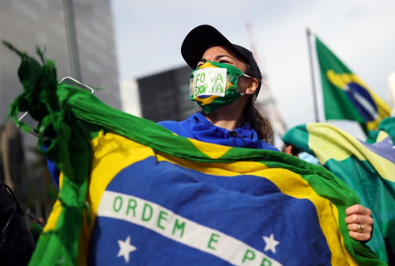 Una partidaria del presidente de Brasil, Jair Bolsonaro, participa en una marcha a favor del gobierno en Sao Paulo. Mayo 24, 2020. REUTERS/Amanda Perobelli