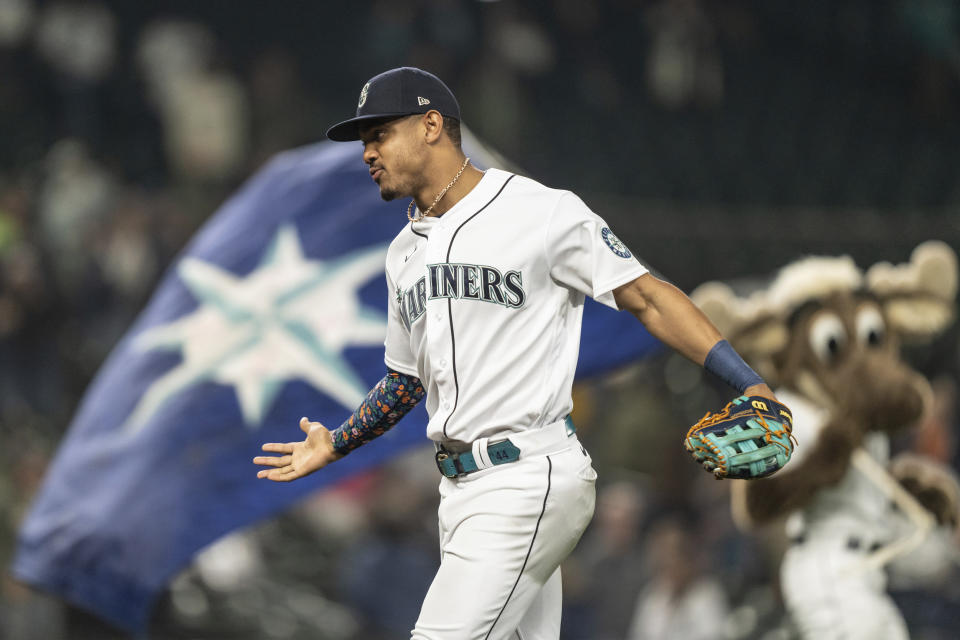 Julio Rodríguez celebra tras la victoria en el segundo juego de una doble cartelera contra los Tigres de Detroit, el 4 de octubre de 2022. (AP Foto/Stephen Brashear)