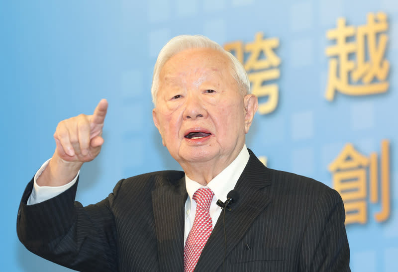 《紐約時報》近日刊登對台積電創辦人張忠謀的訪談，92歲的他在眺望台北和周遭山區的木頭裝潢辦公室，暢談半導體人生的3片拼圖。（中央社資料照）