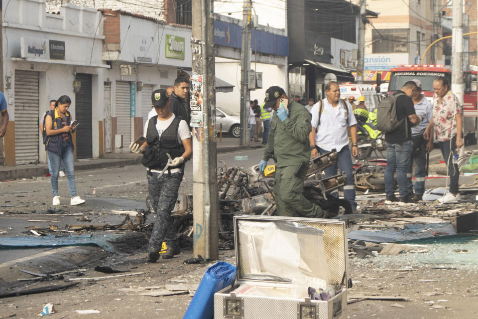 La policía inspecciona el lugar donde explotó una motocicleta bomba en Jamundí, Colombia, el miércoles 12 de junio de 2024. (AP Foto/César Quiroz)