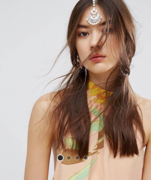 ASOS bekam für diesen „Chandelier Haar-Clip“ Ärger, denn der sieht einem indischen Braut-Accessoire namens Tikka verdammt ähnlich. Kunden protestierten in den sozialen Medien, dass dieses Schmuckstück, das traditionell vom Scheitel der Braut bis auf die Stirn hängt und das dritte Auge symbolisiert, aus seinem kulturellen Kontext gerissen werde. „Bitte hört auf damit, unsere Kultur zu kommerzialisieren, danke“, schrieb ein Twitter-User. Andere fanden, dass ASOS zumindest den korrekten Namen verwenden könnte - denn das Tikka hat mit einem Kronleuchter (auf englisch chandelier) rein gar nichts zu tun. (Bild: ASOS)