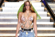 <p>Après avoir pris la pose pour l’édition allemande du magazine Vogue ou encore la marque Converse, Lourdes Leon continue de se faire une place dans le monde de la mode. La fille de Madonna a fait une apparition remarquée sur le podium de la marque Gypsy Sport lors de la Fashion Week de New York. (Crédit Twitter) </p>