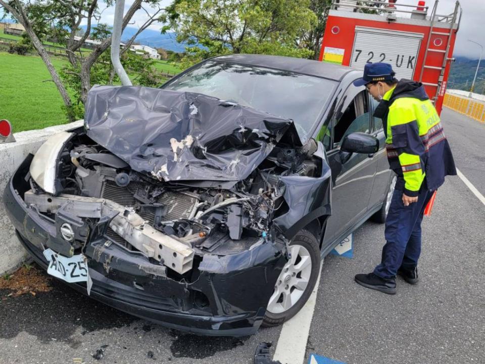 台東池上大橋北端發生自小客車追撞工程車，自小客車頭嚴重損毀。（記者鄭錦晴翻攝）