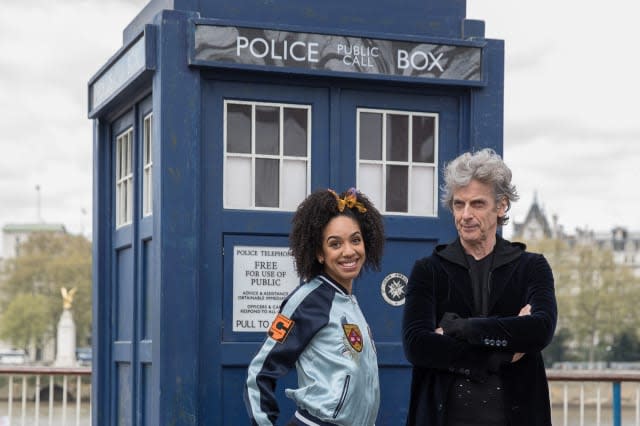 Peter Capaldi And New Doctor Who Companion Pearl Mackie Pose In Costume With The Tardis And A Huge 3D Pavement Painting On Londo