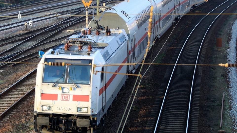 Ein IC der Deutschen Bahn: Zwischen Dresden, Berlin und Rostock verkehrt ab Mitte Dezember eine neue Intercity-Linie mit zunächst täglich zehn Fahrten.