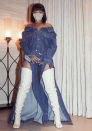 <p>Est-ce une robe ? Non. À Coachella, Rihanna était sublime dans ce jean ouvert révélant chaque centimètre carré des jambes de la chanteuse. Conçu par Matthew Adams Dolan, c’est une pièce que seule Riri pouvait porter.<br><em>[Photo : Instagram/badgalriri]</em> </p>
