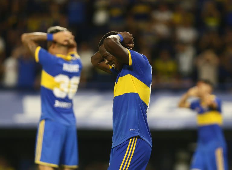 Advíncula y Vázquez no pueden creer las chances desperdiciadas por Boca y Defensa en la Bombonera