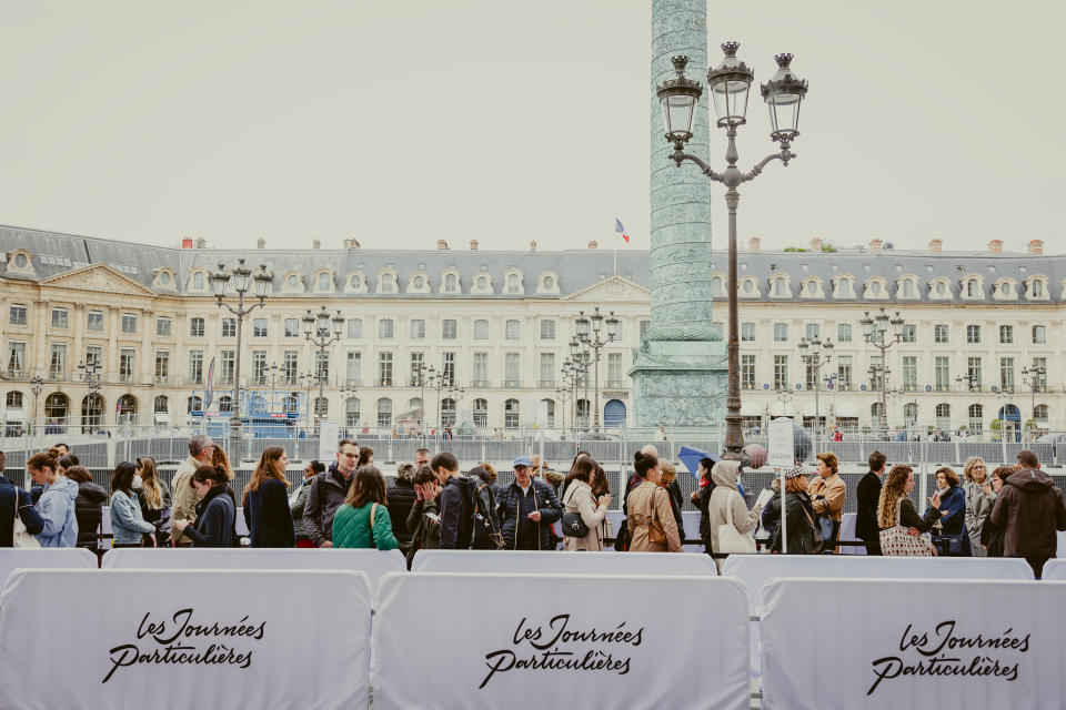 Crowds waiting to enter Chaumet’s workshops.