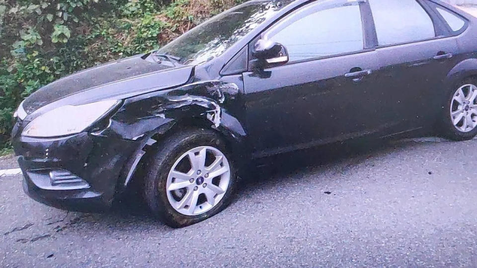 <strong>黑車被撞到車身損毀、輪胎爆胎。（圖／翻攝畫面）</strong>