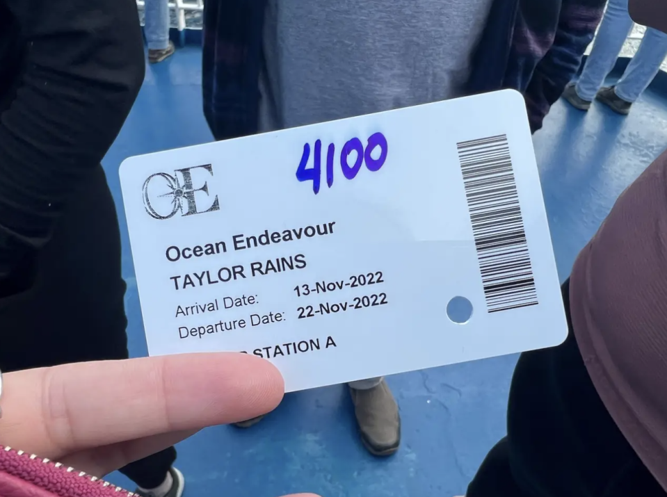 Auf der Ocean Endeavour tauschen Passagiere den Pass gegen einen Kabinenschlüssel. - Copyright: Raylor Rains / Business Insider