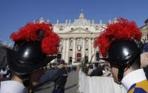 <p>Zwei Wachen der Schweizergarde stehen vor dem Petersdom, kurz bevor Papst Franziskus die Messe eröffnet. (Bild: Alessandra Tarantino/AP) </p>