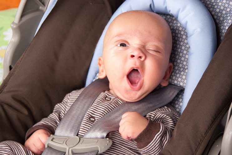 Fisioterapeutas aconsejan el uso de reposacabezas en sillas de bebé en los  coches