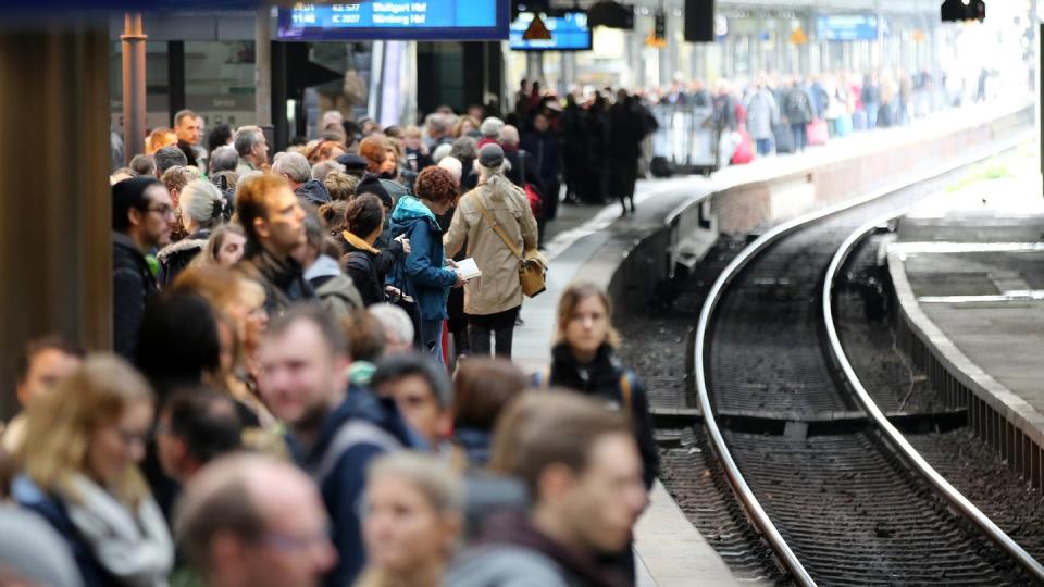 Hier hatte Sturmtief «Mortimer» zugeschlagen: Reisende in Hamburg, nachdem die Bahn Teile des Fernverkehrs im Norden eingestellt hatte.