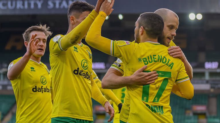 Emiliano Buendía festeja un gol para Norwich City, de Inglaterra