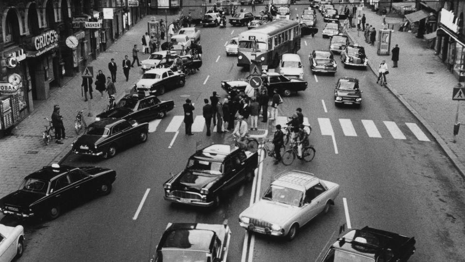 A street in Stockholm, Sweden, at 5 am. on September 3, 1967 when cars switched from left to right side driving. - Classic Picture Library/Alamy Stock Photo