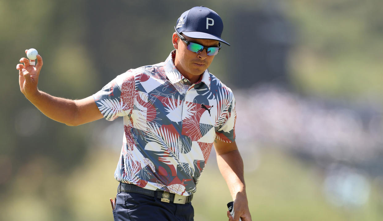  Rickie Fowler waves to the crowd after holing his putt 