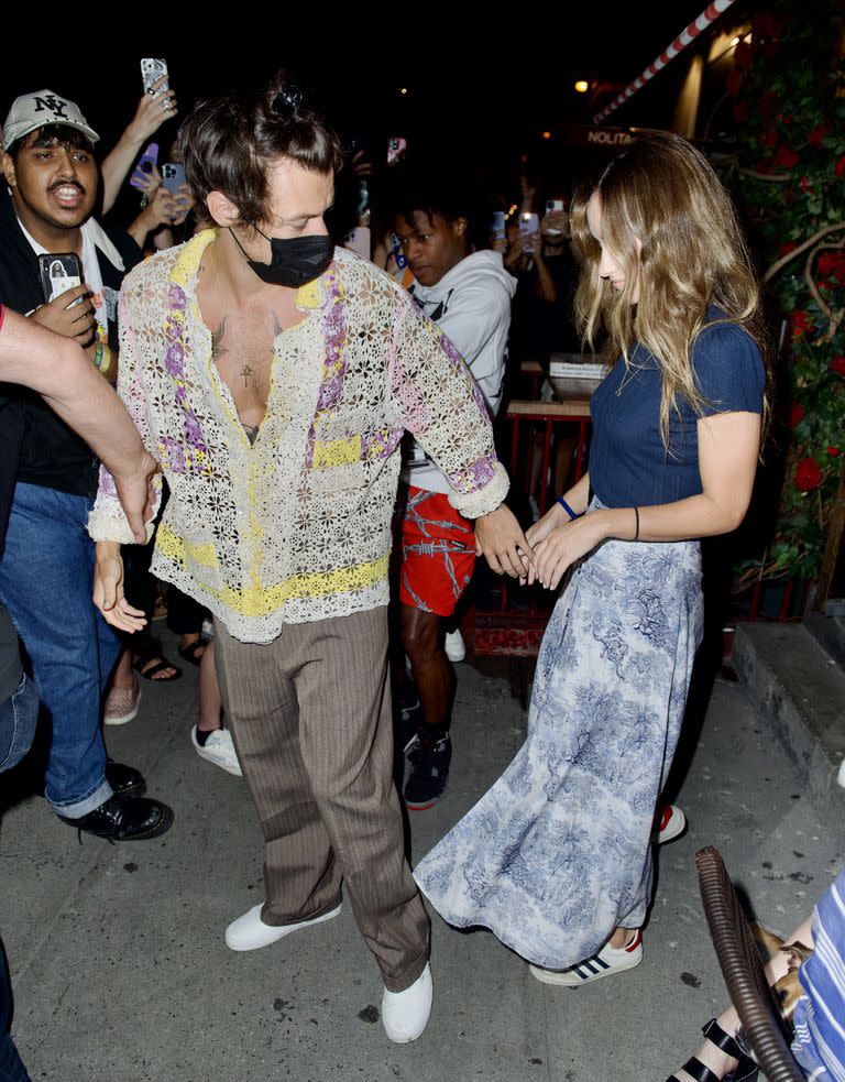 Harry Styles y Olivia Wilde, de la mano, al salir de Rubirosa Pizza Bar, en la Gran Manzana