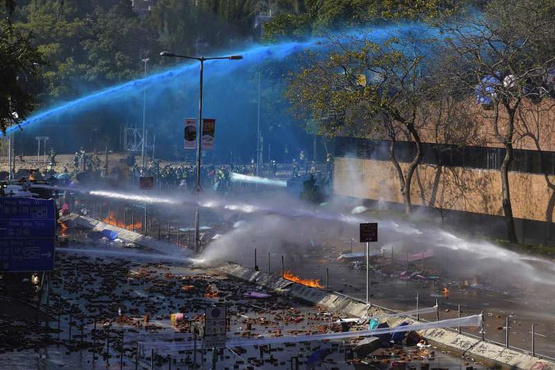 2019年11月17日，香港反送中示威抗議，示威者與警方在香港理工大學爆發衝突，警方出動水炮車（AP）
