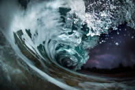 <p>A rolling wave during stormy conditions at the shore of the island of Oahu. (Photo: Marco Mitre/Caters News) </p>