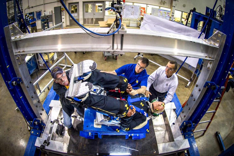 Ingenieure, die mit Boeings CST-100 Starliner arbeiten, testen das Sitzdesign des Raumfahrzeugs.  (Boeing)