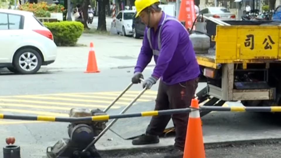 台灣道路施工頻繁，時常把路面挖開再補柏油鋪平。（圖／東森新聞）