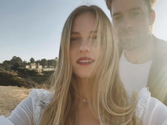 Lindsay Rae Hofmann Instagram Scott Speedman and Lindsay Rae Hofmann take a selfie.