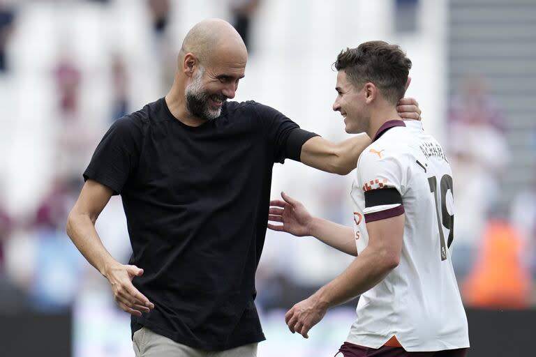 Pep Guardiola felicita a Julián Álvarez, entre risas