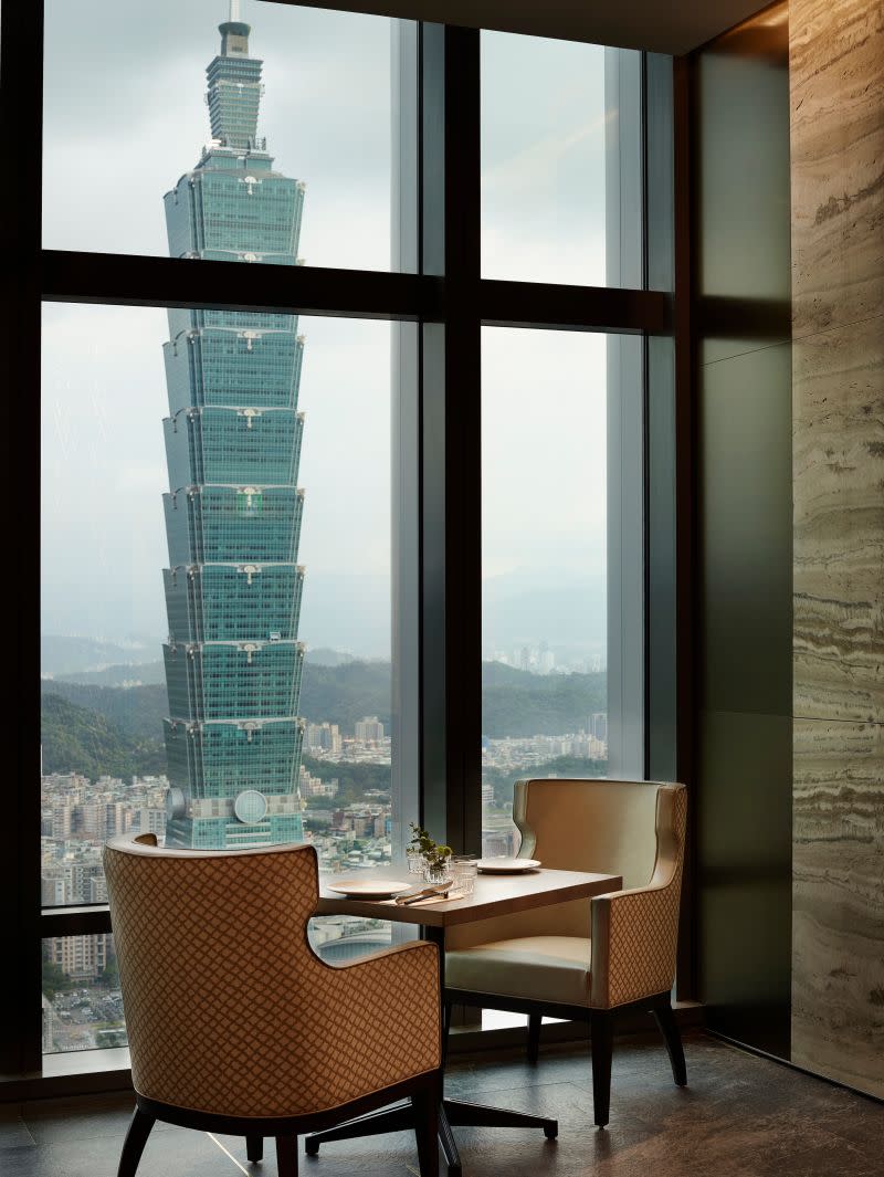 ▲四面環景的饗饗可眺望台北101，被網友譽為「美食配美景」的最高樓自助餐廳。（圖／饗賓餐旅事業提供）