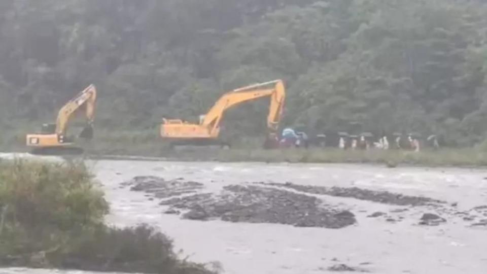 警消直接出動怪手改變河道救人。（圖／TVBS）