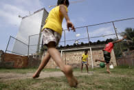 <p>Children play soccer in the Vila Autodromo slum in Rio de Janeiro, Brazil, July 28, 2015. (REUTERS/Ricardo Moraes)</p>
