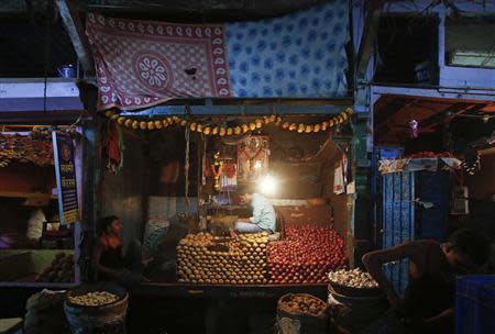 Vendors wait for customers at a stall at a wholesale food market in Mumbai October 14, 2013. REUTERS/Danish Siddiqui