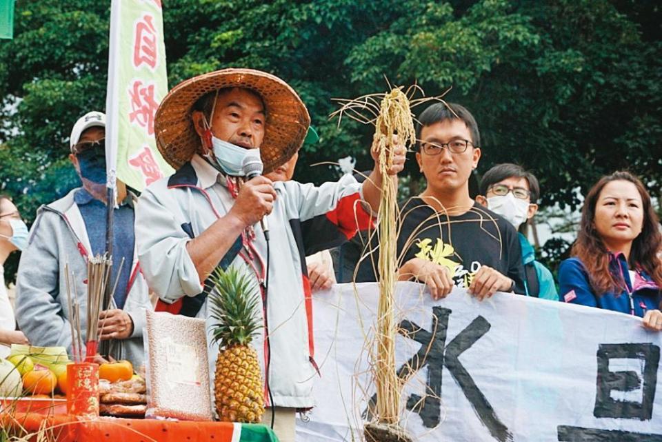 2020年10月中稻田停灌後，田守喜（前）3度北上抗議。他不能理解，為什麼每回只要碰到缺水，就需犧牲自己的稻子。（地球公民基金會提供）