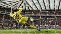 Britain Football Soccer - Newcastle United v Crystal Palace - Barclays Premier League - St James' Park - 30/4/16 Crystal Palace's Yohan Cabaye has his penalty saved by Newcastle's Karl Darlow Action Images via Reuters / Lee Smith Livepic