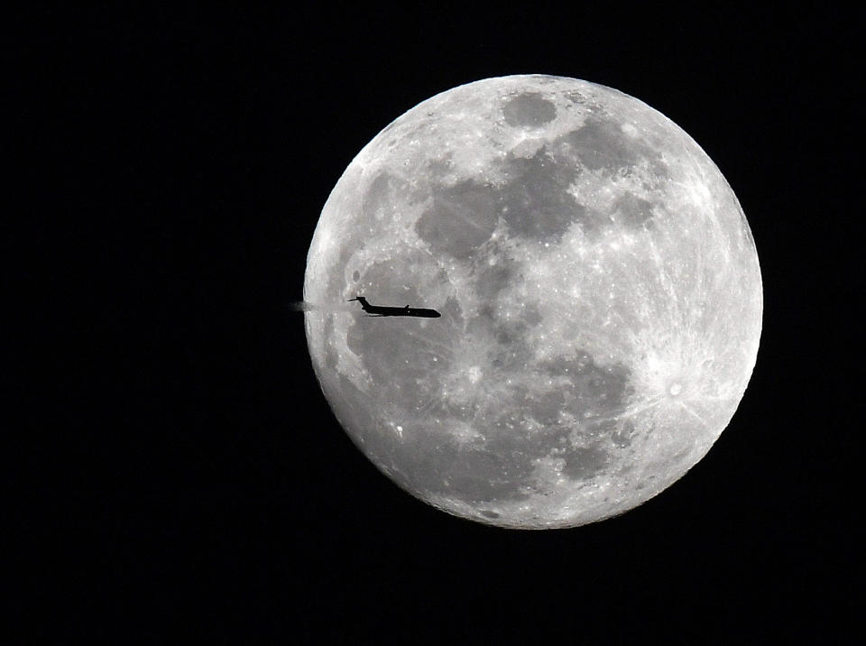 <p>Ein Flugzeug setzt sich im US-Bundesstaat Georgia vom als „Supermond“ bezeichneten Naturspektakel ab. (Bild: John David Mercer-USA TODAY/ Reuters) </p>