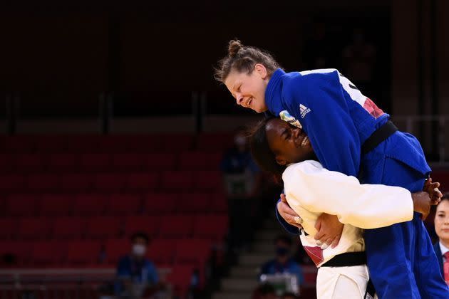 <p>Clarisse Agbégnénou a salué son adversaire slovène Tina Trstenjak, la prenant dans ses bras juste après sa médaille d’or en judo.</p>