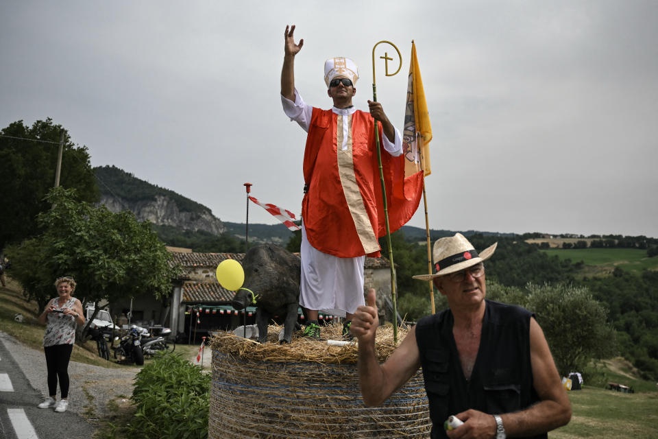 A spectator dressed in a Pope costume. (Marco Bertorello/AFP via Getty Images)
