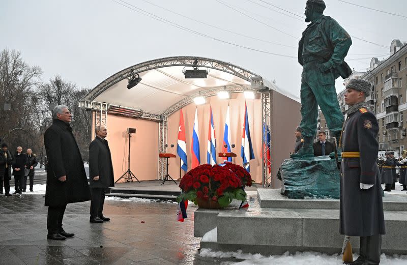 El presidente cubano, Miguel Díaz-Canel, y su homólogo ruso, Vladímir Putin, asisten a la ceremonia de inauguración de un monumento al fallecido líder cubano Fidel Castro en Moscú