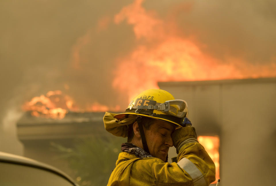 Un bombero frente a una casa envuelta en llamas en Malibú, California, el viernes 9 de noviembre de 2018. (AP Foto/Ringo H.W. Chiu, Archivo)