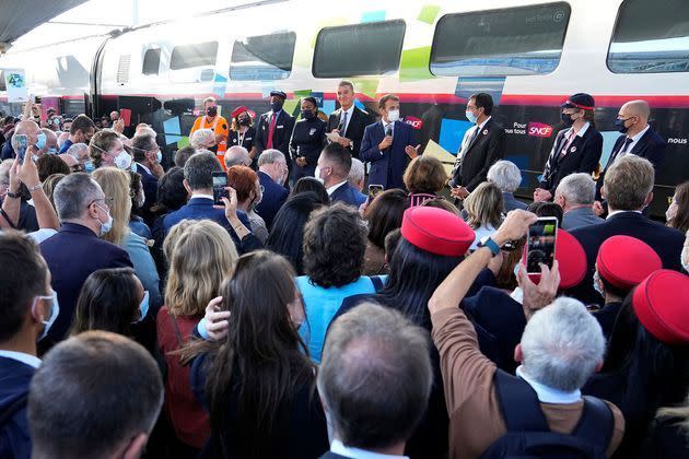 <p>La SNCF célèbre vendredi les 40 ans du TGV, un anniversaire fêté avec Emmanuel Macron qui va permettre à la compagnie d'oublier la pandémie en attendant l'arrivée de la prochaine génération de trains, alors que la concurrence pointe son nez. </p>