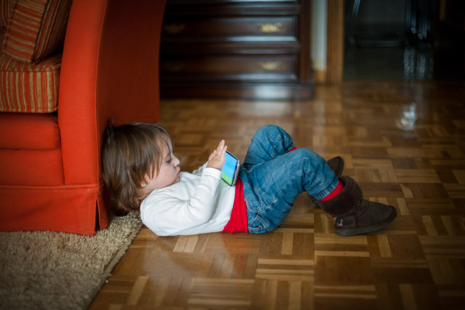 Eine Mutter bereut es nun, dass sie ihr Kleinkind mit ihrem iPhone alleine gelassen hat. (Symbolbild: Getty Images)