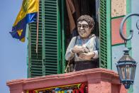 Im Viertel La Boca in Buenos Aires ehrt man Maradona seit Jahren als Volkshelden: Eine (zugegebendermaßen nicht gerade mit Ähnlichkeit überzeugende) Statue Maradonas blickt auf die Straßen, in denen seine Karriere Fahrt aufnahm - und später auch endete. (Bild: iStock / venemama/venemama)