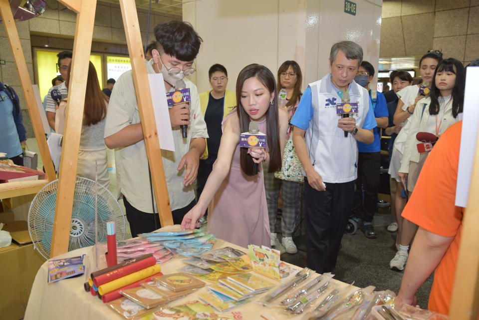 代言人逐攤採購。圖：新北市勞工局提供